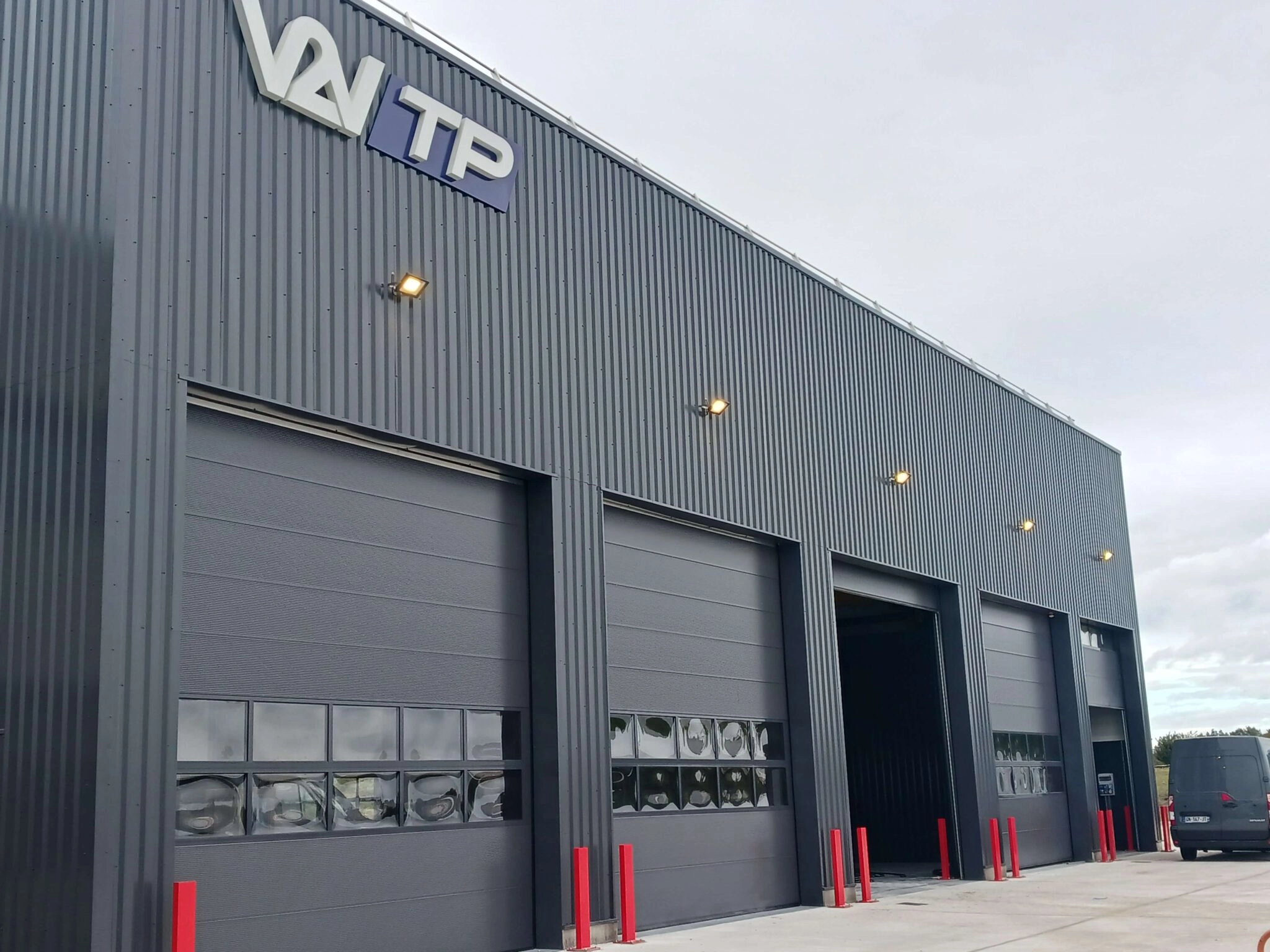 Bâtiment industriel pour concessionnaire Engins TP – 770 m2